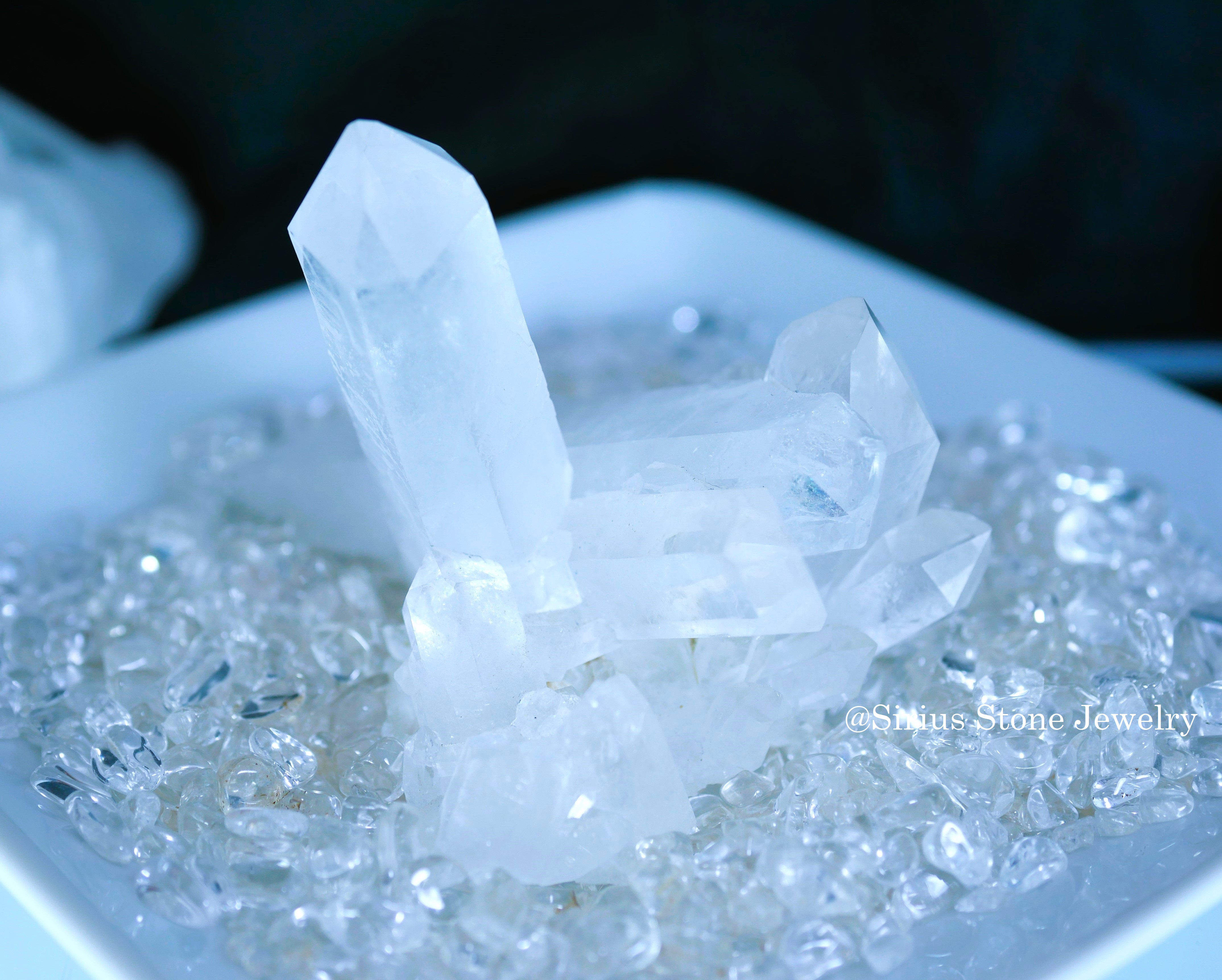【トマスゴンザカ産水晶クラスター　エナジープレートセット】ミディアム（水晶さざれ付）