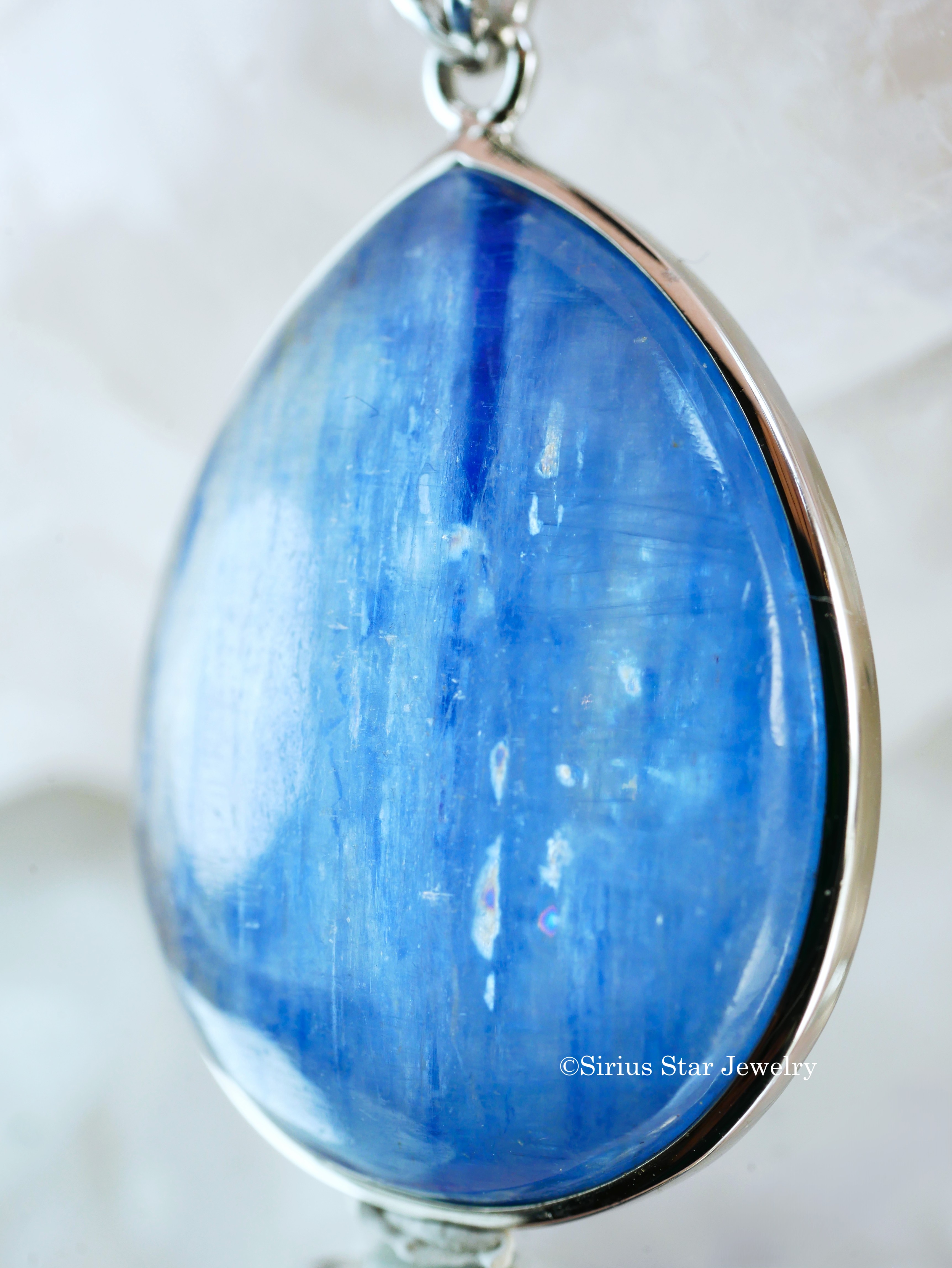 カイヤナイトペンダント　ラージ